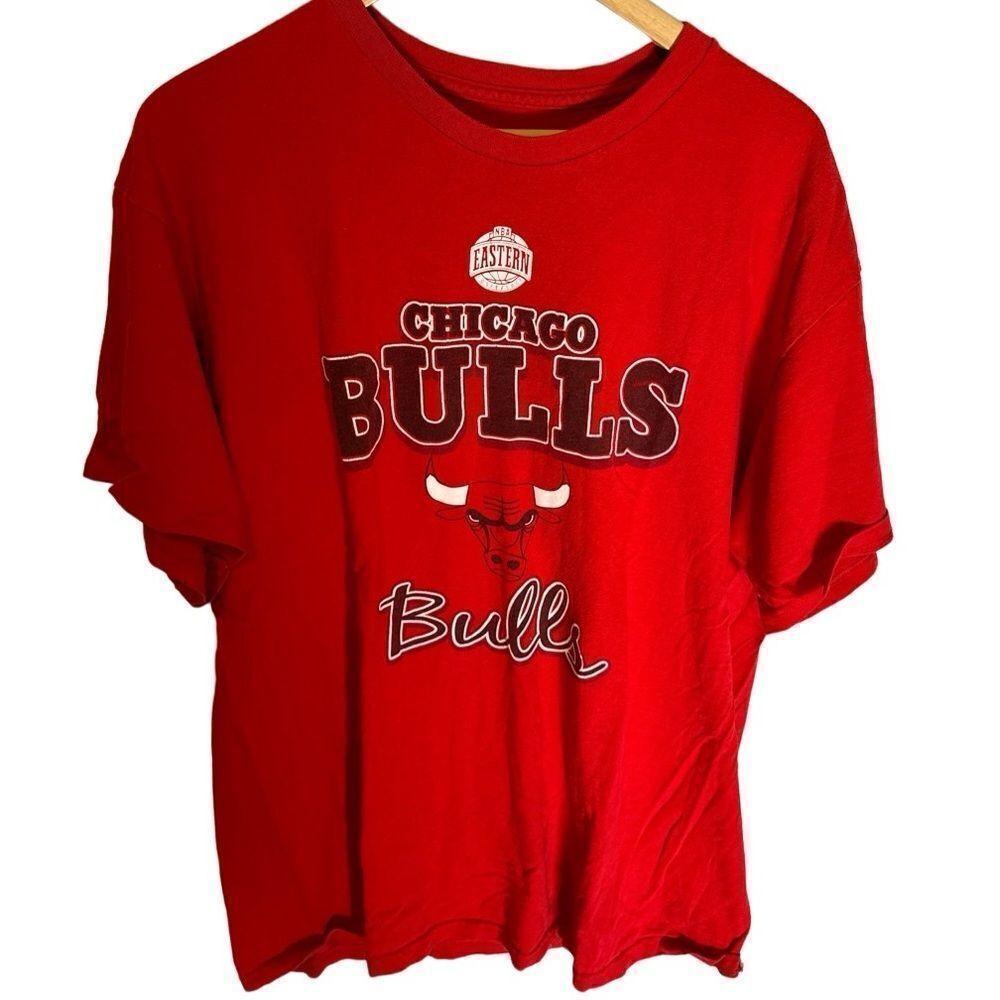 NBA Team Apparel Chicago Bulls Red Graphic Tee Classic Logo Shirt Men’s Size XL